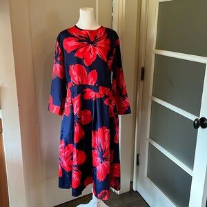 Dress with pockets! Very flattering on! Would fit size 8,10 and maybe 12